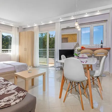 Spacious For 4 In The Center Of Rhodes