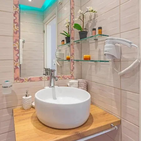 Spacious For 4 In The Center Of Rhodes Apartment